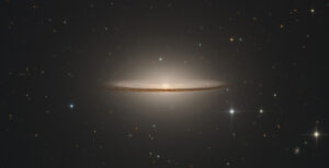 Galáxia M104 fotografada por telescópio em observatório do Chile, finalista de concurso de Greenwich