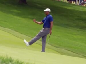 Tiger Woods fazendo gesto do punho cerrado 