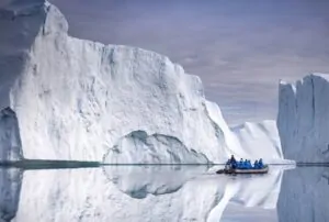As geleiras do Ártico e um barco com pessoas foi a imagem premiada na categoria Viagem