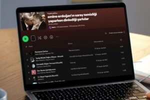 Computador com tela de playlist criada no Spotify na Turquia satirizando mulher do presidente Erdogan