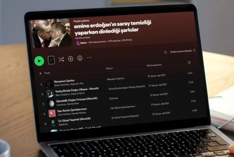 Computador com tela de playlist criada no Spotify na Turquia satirizando mulher do presidente Erdogan