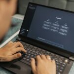 homem em frente a computador com chatgpt na tela