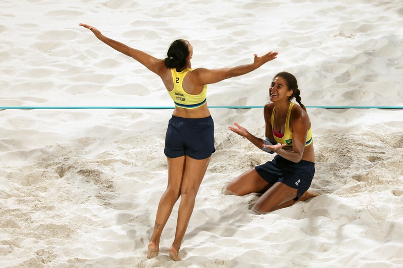 Duda e Ana Patrícia, dupla do vôlei de praia comemoram a vitória na semifinal dos Jogos Olímpicos de Paris