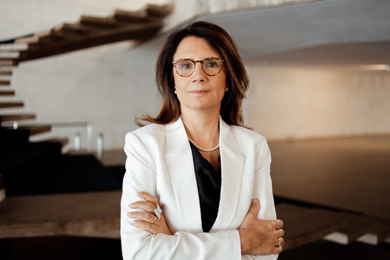 Mulher de terno branco Ana Toni, CEO da COP30, conferência do clima em Belém