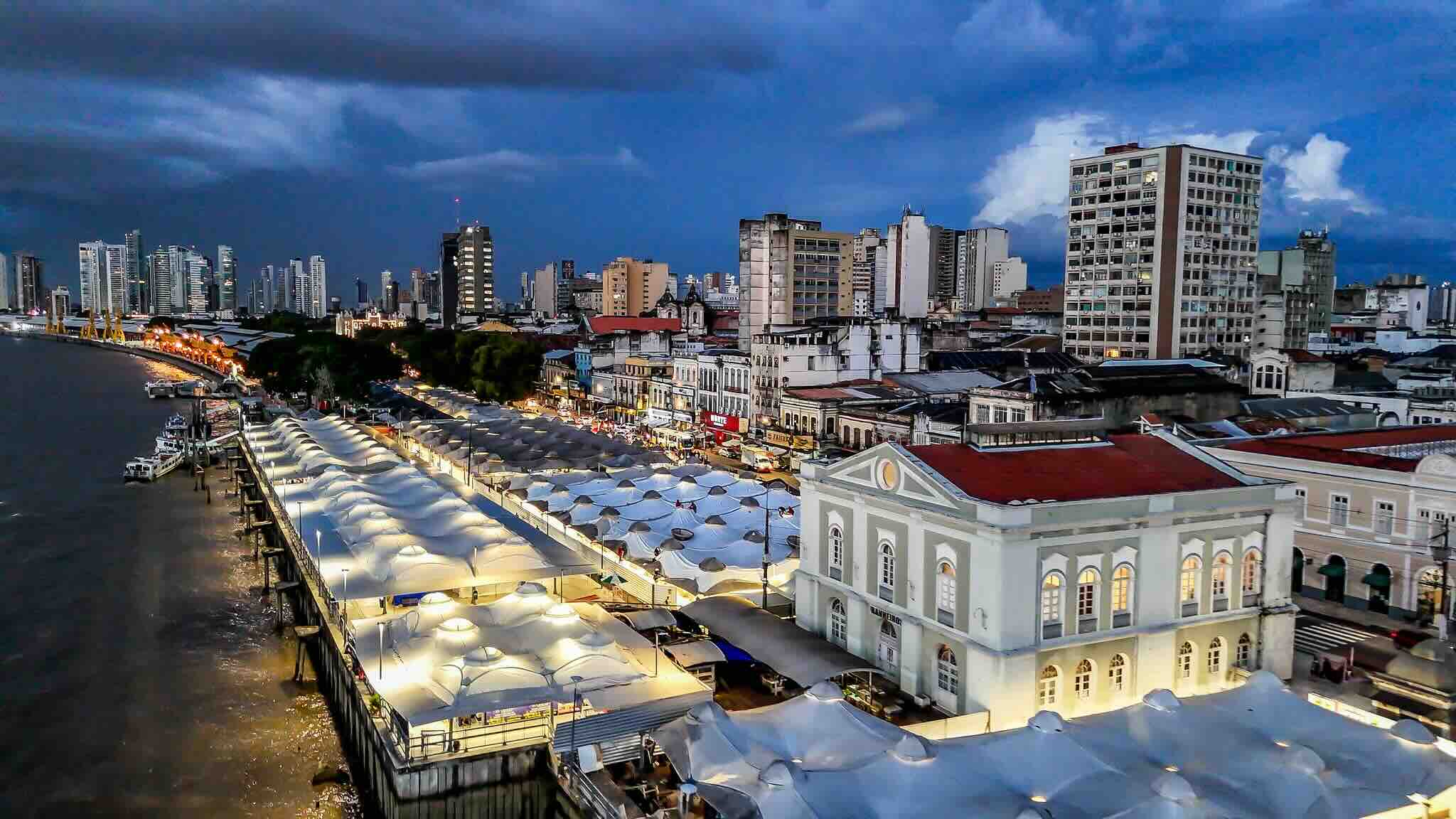 Vista noturna de Belém, sede da COP30 da ONU em 2025