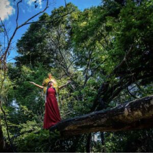 Foto vencedora de concurso de fotografia de soluções ambientais, Vital Impacts Grant, Membro da comunidade indígena brasileira Kakriabá venerando a natureza, Brasil