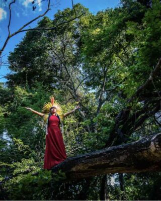 Foto vencedora de concurso de fotografia de soluções ambientais, Vital Impacts Grant, Membro da comunidade indígena brasileira Kakriabá venerando a natureza, Brasil