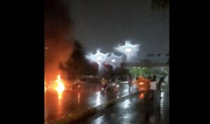 Carro de jornalista incendiado em protesto na Venezuela contra eleição de Maduro 