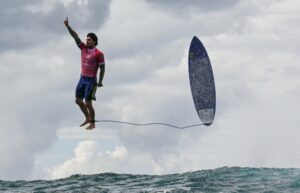 Gabriel Medina parece flutuar após surfar uma onda gigante no Taiti