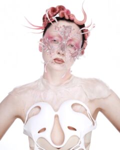 Modelo com maquiagem 3D estilo cyborg