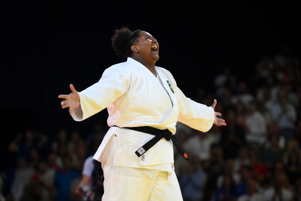 Judoca Beatriz Souza comemora a conquista da medalha de ouro nos Jogos Olímpicos de Paris