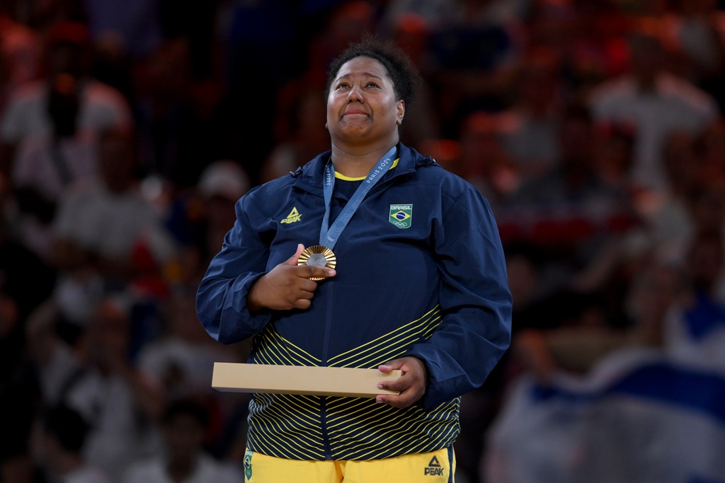 O momento em que Beatriz Souza emocionada recebeu a medalha de ouro nas Olimpíadas de Paris