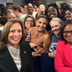 Kamala Harris cercada de mulheres durante a campanha eleitoral nos EUA, em que desinformação de gênero pode influenciar eleitores