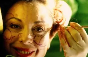 Rosto com marcações para cirurgia estética. Performance que participa da exposição Beleza Virtual