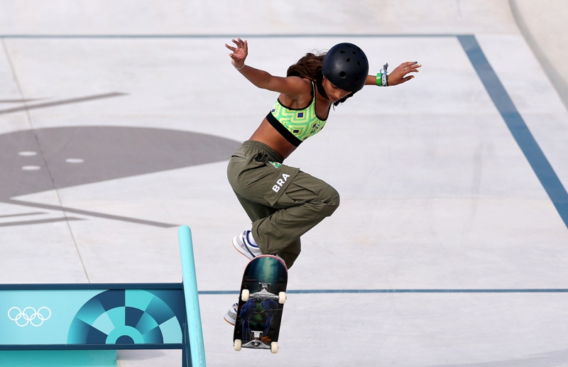 Rayssa Leal no momento de uma manobra na competição de skate dos Jogos Olímpicos