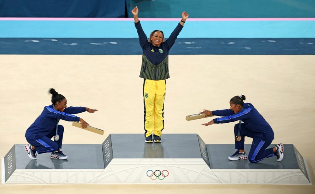 Medalhista de ouro Rebeca Andrade é reverenciada pelas ginastas americanas Simone Biles e Jordan Chiles, em momento histórico dos Jogos Olímpicos