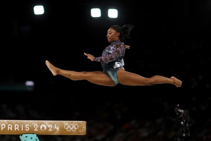 A ginasta Simone Biles compete na trave nos Jogos de Paris