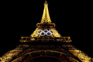 Torre Eiffel iluminada durante os Jogos Olímpicos de Paris