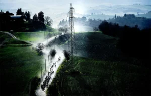 Prova de ciclismo em estrada com névoa na Toscana, imagem premiada em concurso de fotografia esportiva 