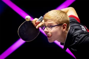 Jogador de tênis de mesa concentrado, foto premiada em concurso internacional