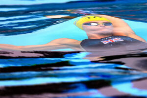 Nadadora semi-submersa na piscina, foto premiada em concurso de fotografia esportiva