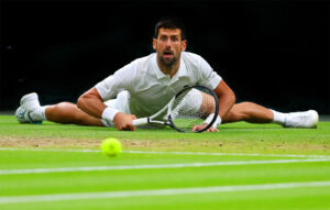 Novak Djokovic na quadra de tênis 