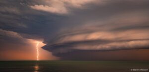Um único raio capturado durante uma tempestade em Kings Beach, Queensland, Austrália