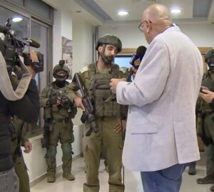 Soldados de Israel em operação que determinou fechamento da Al Jazeera na Cisjordãnia