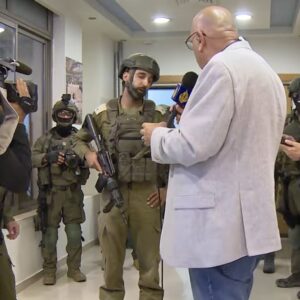 Soldados de Israel em operação que determinou fechamento da Al Jazeera na Cisjordãnia