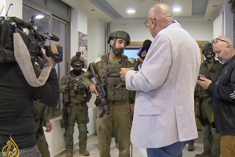 Soldados de Israel em operação que determinou fechamento da Al Jazeera na Cisjordãnia