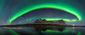 Uma aurora de neon verde, formando um imenso arco com mais de 180º de extensão, iluminando o céu da Islândia, foi a vice-campeã do prêmio de fotos astronômicas