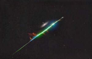 A imagem mostra o momento em que uma bola de fogo brilhante da chuva de meteoros Perseidas parece atingir M31, a Galáxia de Andrômeda. 