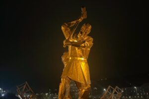 Estátua em Port Glasgow iluminada de amarelo para marcar o Dia Mundial de Prevenção do Suicídio