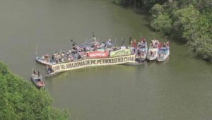 Barco de pescadores com faixa contra exploração de petróleo na Amazônia