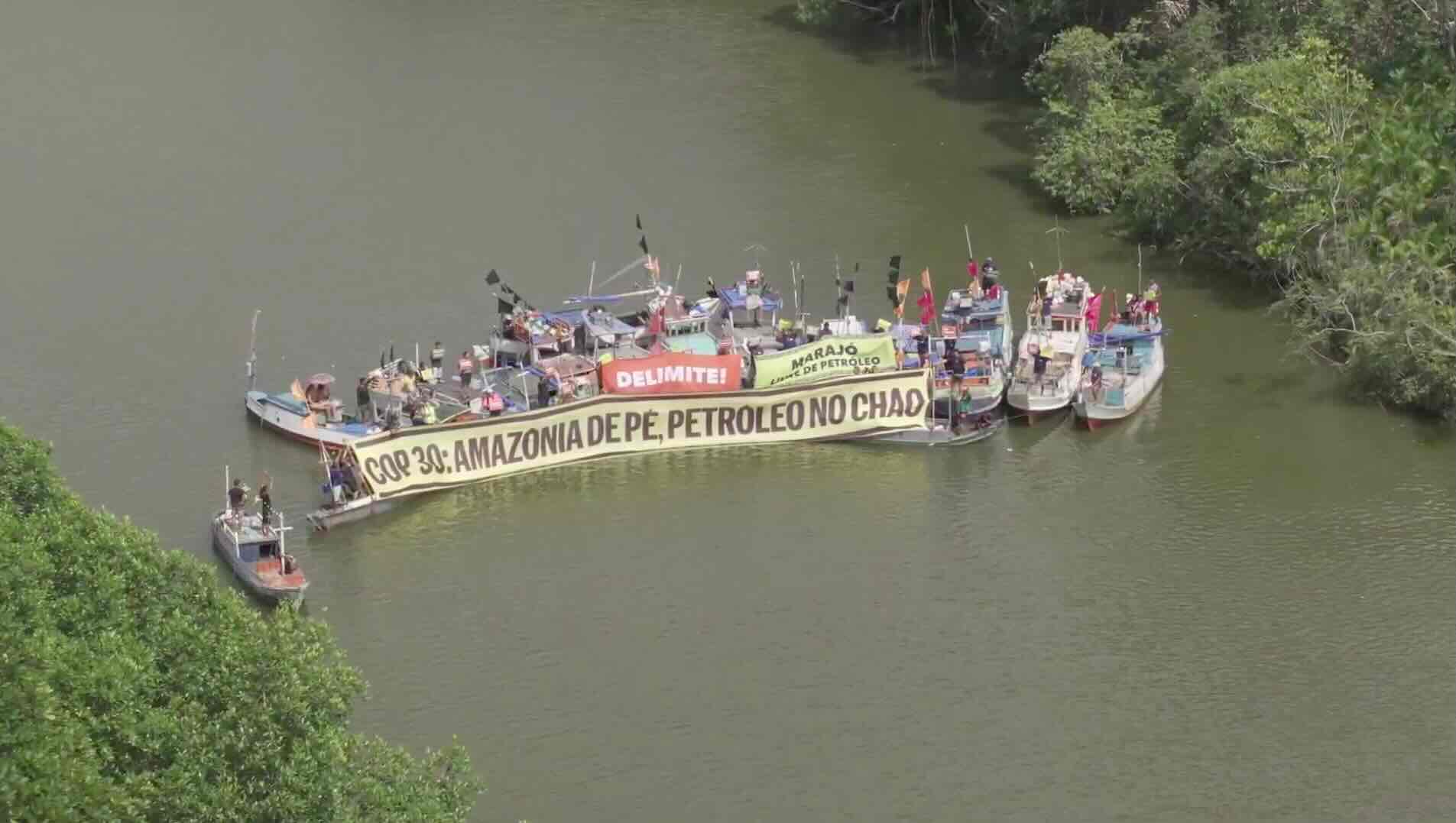 Barco de pescadores com faixa contra exploração de petróleo na Amazônia