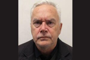 Huw Edwards ex-âncora da BBC condenado por posse de fotos indecentes de crianças