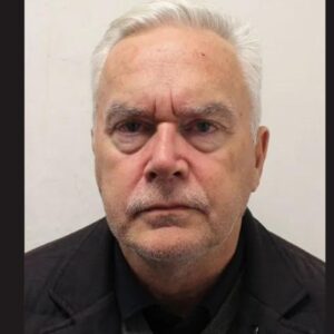 Huw Edwards ex-âncora da BBC condenado por posse de fotos indecentes de crianças