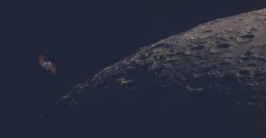 A foto mostra a Estação Espacial Internacional passando perto da lua. 