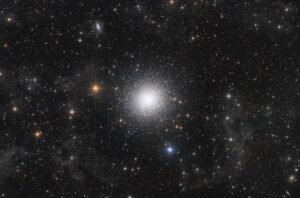 M13, ou Grande Aglomerado de Hércules, é um dos aglomerados globulares mais proeminentes e bem estudados do céu setentrional