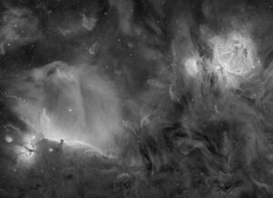 A imagem em preto e branco foca nas formas e contornos das nebulosas Órion, a Cabeça de Cavalo e a Chama em H-alfa e foi premiada na categoria Jovem Fotógrafo Astronômico do Ano