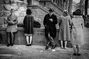 Pessoas paradas na rua em Nova York