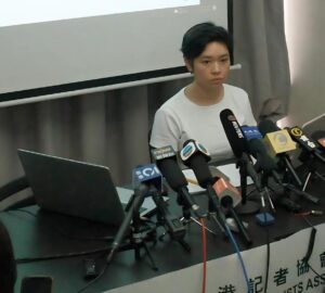 Selina Cheng, em entrevista da Associação de Jornalistas de Hong Kong sobre perseguições a profissionais de imprensa