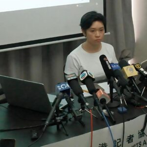 Selina Cheng, em entrevista da Associação de Jornalistas de Hong Kong sobre perseguições a profissionais de imprensa