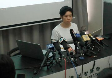 Selina Cheng, em entrevista da Associação de Jornalistas de Hong Kong sobre perseguições a profissionais de imprensa