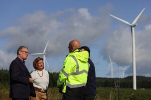 Keir Starmer primeiro-ministro do Reino Unido em visita a usina de energia eólica
