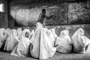 Crianças em uma escola em Zanzibar. Foto em preto e branco foi a vencedora do concurso reFocus 2024