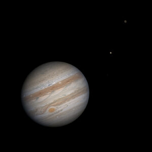 A foto retrata Júpiter e duas das quatro maiores luas descobertas por Galileu - Europa e Calisto