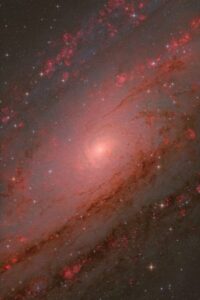 A imagem vencedora geral do concurso de fotografia astronômica "O núcleo de Andrômeda', mostra detalhes do núcleo da galáxia de Andrômeda (M31), capturada com um telescópio de longa distância focal, no Observatório AstroCamp, em Nerpio, Espanha