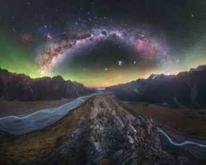 A fotografia mostra os rios glaciais gêmeos com o núcleo da Via Láctea à esquerda da imagem, bem como o famoso Cruzeiro do Sul e outros ponteiros no alto do céu central.