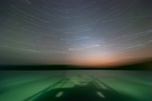 Trilhas estelares, traçadas no céu noturno ao longo de um período de 20 minutos